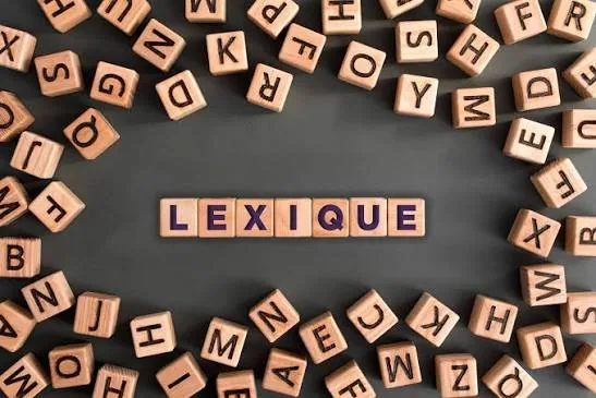 Lettres en bois formant le mot Lexique