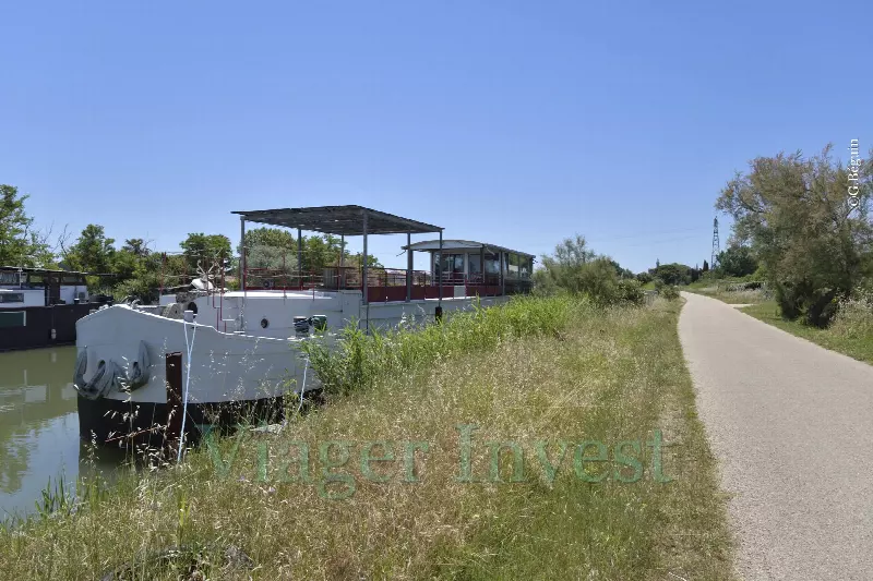 Péniche d’habitation et d’accueil touristique à Aigues-Mortes – photo 1 Péniche d’habitation et d’accueil touristique à Aigues-Mortes – photo 1