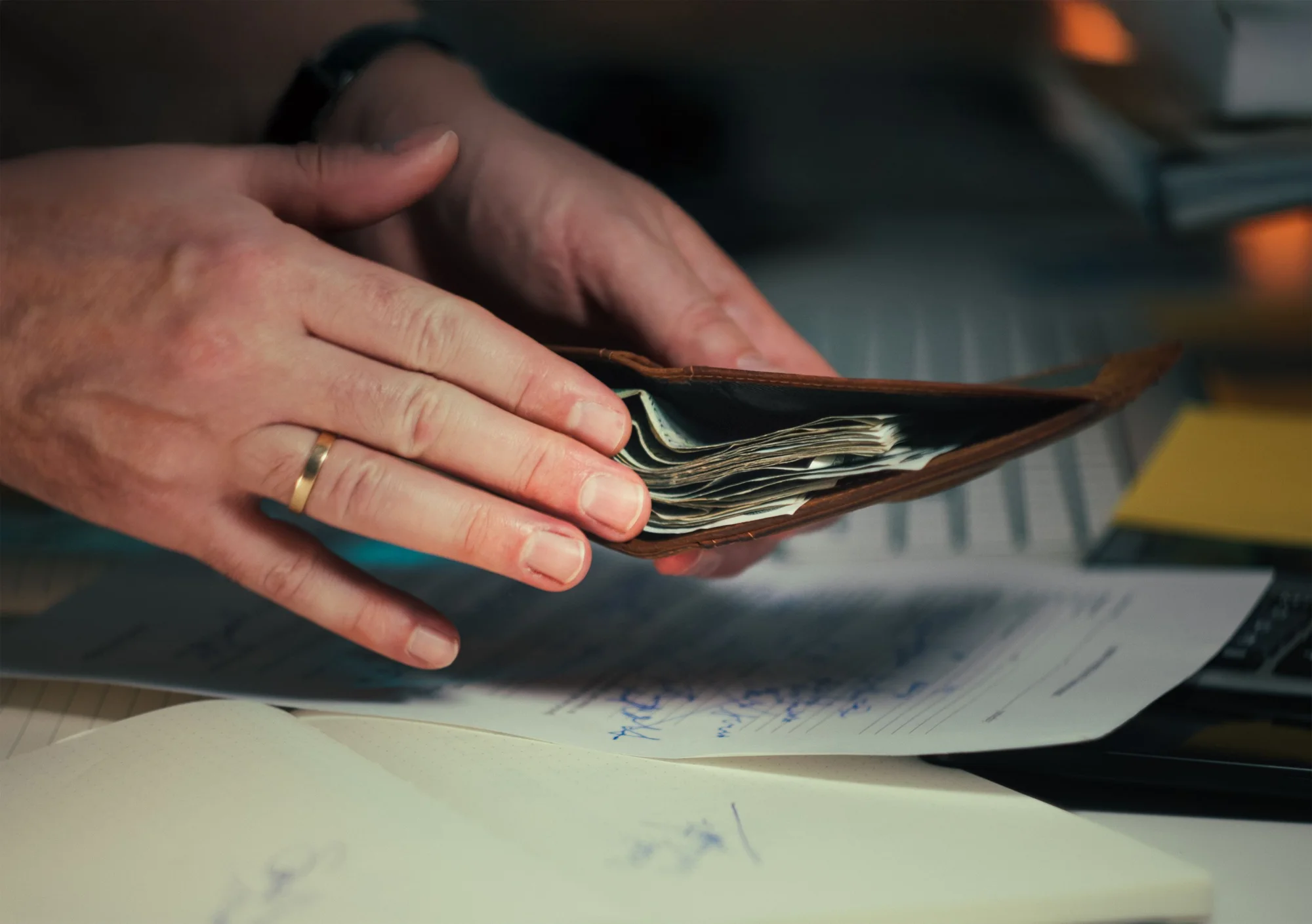 Professionnels &eacute;tudiant un dossier patrimonial